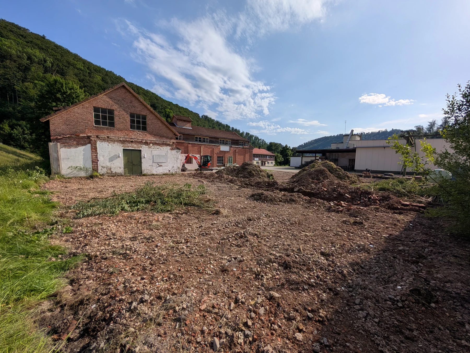 Arbeiten am Hof · Originalaufnahme, Juni 2026